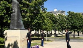 Ֆրանսիայի նախագահ Էմանուել Մակրոնը Փարիզում Կոմիտասի արձանի մոտ հարգանքի տուրք մատուցեց Հայոց ցեղասպանության անմեղ զոհերի հիշատակին