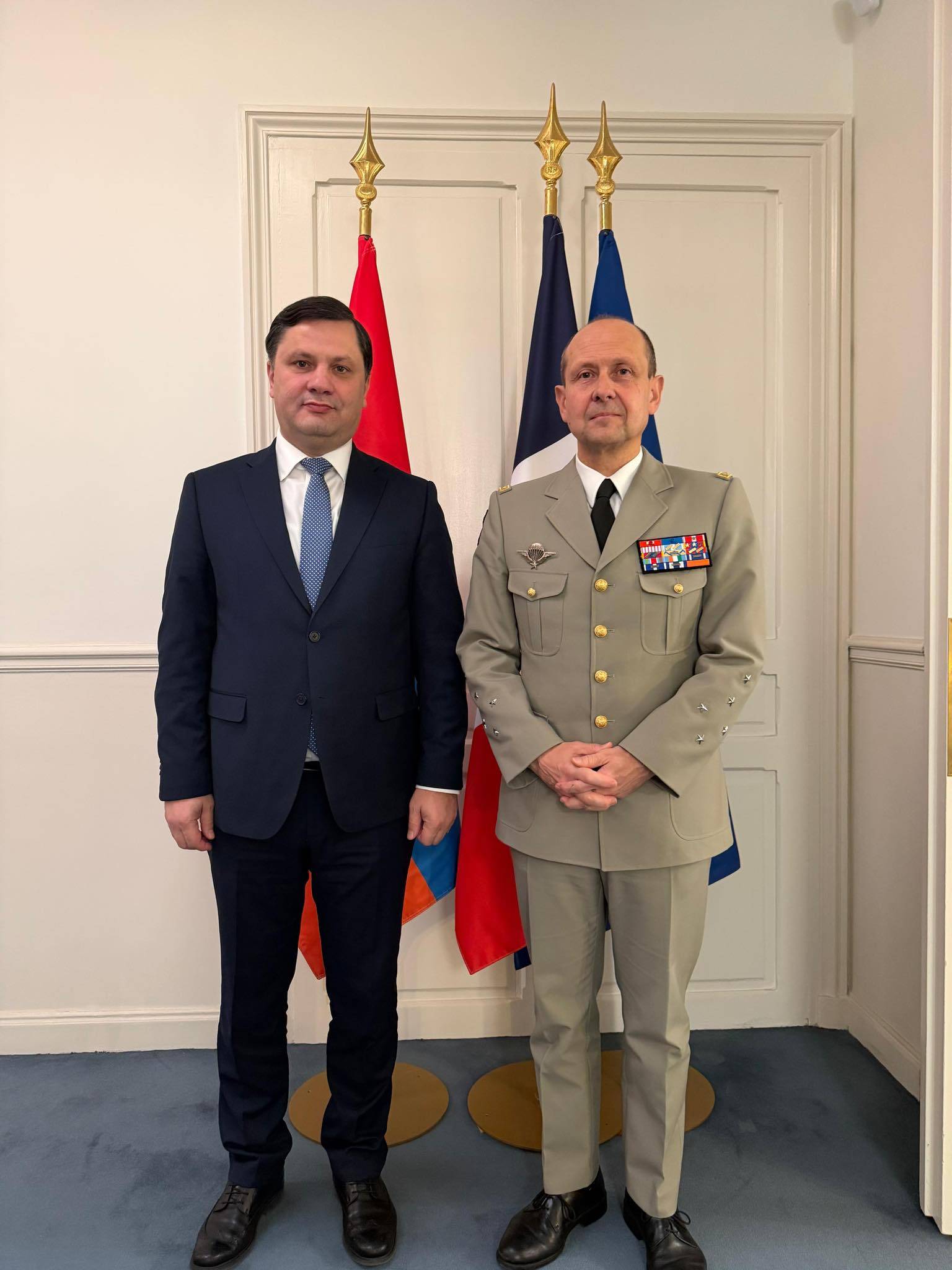 Դեսպան Արման Խաչատրյանի հանդիպումը Ֆրանսիայի նախագահի ռազմական գծով խորհրդական Վինսեն Ժիրոյի հետ